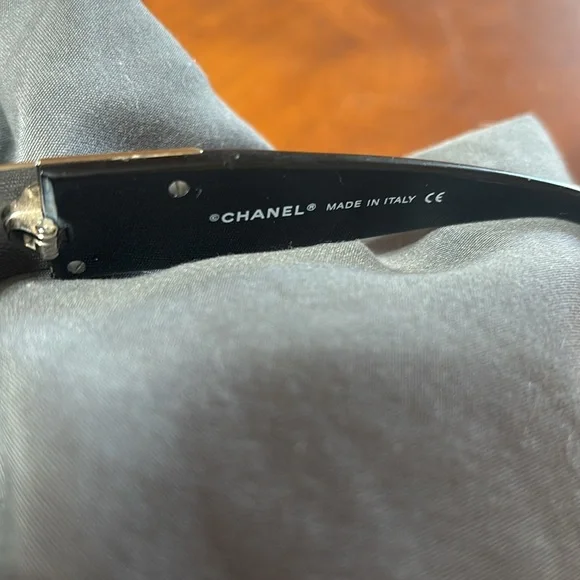 CHANEL VINTAGE BLACK AND CRYSTAL CC’s on the side - Picture 4 of 6